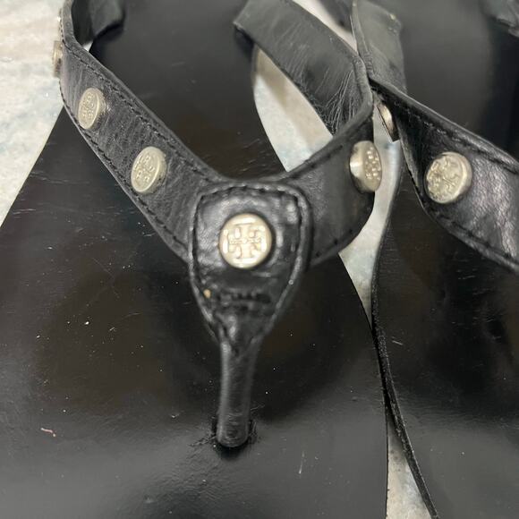 Tory Burch Women's 9M Black Leather Thong Sandal With Logo Stud Detail - Picture 2 of 6